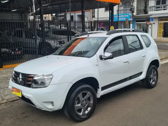 Imagem de um Renault Duster branco em excelente estado, com preço acessível até 60 mil reais, ideal para quem busca um SUV confiável e econômico.