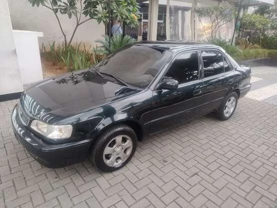 Imagem de um Toyota Corolla preto, compacto, em bom estado, disponível na faixa de preço até 25 mil reais. Perfeito para quem busca economia e confiabilidade.