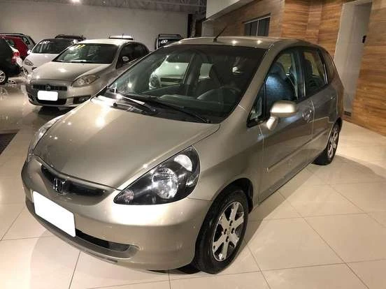 Honda Fit usado na cor prata disponível por até 25 mil reais, excelente oportunidade de economia e transporte confiável para o seu dia a dia.