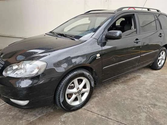 Toyota Fielder preta à venda por até 25 mil reais, com bom estado de conservação e direção de trás, ideal para quem busca um carro econômico e confiável.