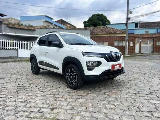 Renault Kwid E-Tech branco em espaço urbano, destaque para seu design moderno e economia de energia, com preço até 150 mil reais.