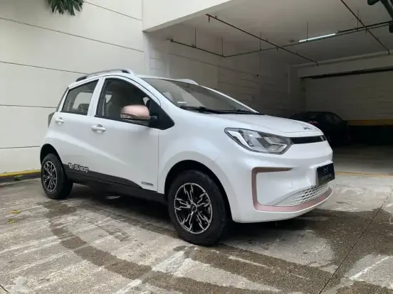 Imagem do carro elétrico JAC E-JS1 branco em estacionamento, ideal para quem busca veículos elétricos acessíveis até 150 mil reais.