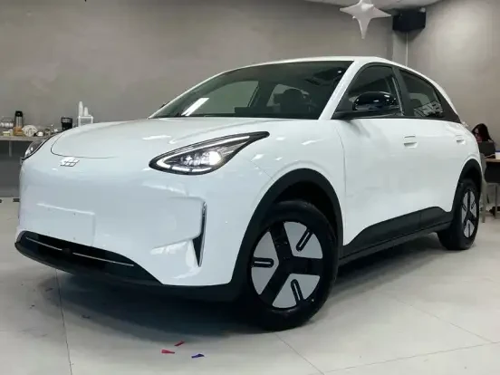 Imagem do carro elétrico Geely EX2 branco, compacto e moderno, ideal para quem busca um veículo de alta tecnologia com preço até 150 mil reais.