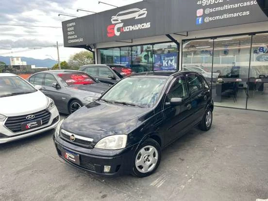 Carro Chevrolet Corsa preto disponível para venda até 30 mil reais na concessionária SC Automarcas.
