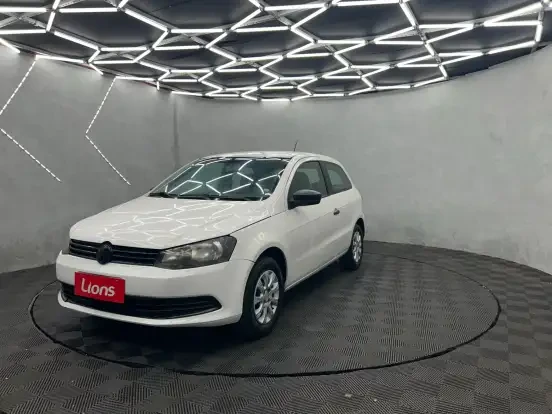 Volkswagen Gol branco em showroom com iluminação moderna, ótimo para quem busca carros usados até 30 mil reais com excelente custo-benefício.