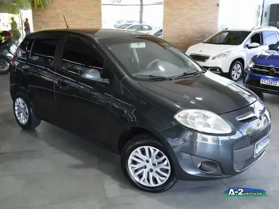 Fiat Palio usado preto disponível por até 30 mil reais em excelente estado de conservação em concessionária. Ótima oportunidade para comprar um carro acessível e confiável.