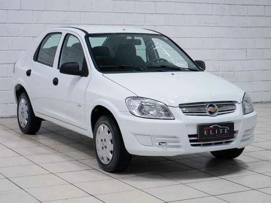 Carro Chevrolet Prisma branco à venda por até 30 mil reais, ideal para quem busca economia e conforto.