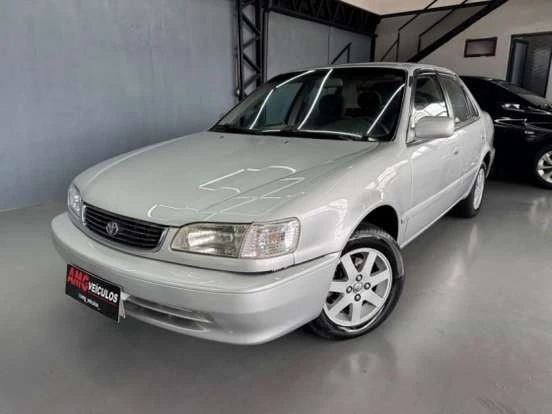 Toyota Corolla prata 1997 em ótimo estado, disponível por menos de 30 mil reais, com destaque para economia, confiabilidade e baixo custo de manutenção.