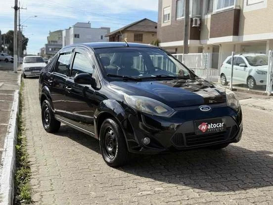 Ford Fiesta preto em bom estado à venda por até 30 mil reais, ideal para quem busca um carro acessível e confiável.