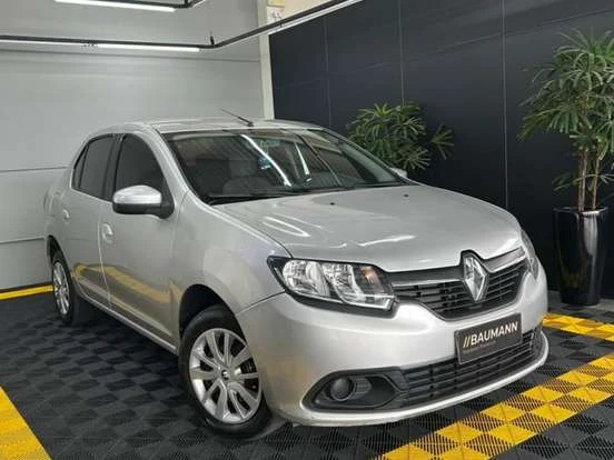 Renault Logan branco em concessionária, ótima oportunidade até 30 mil com acabamento moderno, conforto e economia para seu dia a dia.