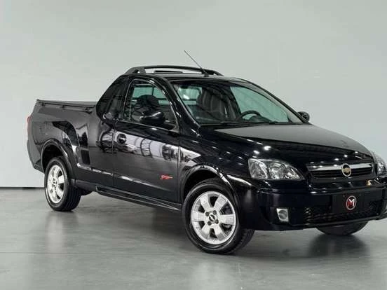 Imagem de uma Chevrolet Montana preta em excelente estado, perfeita para quem busca uma pickup confiável por até 60 mil reais.