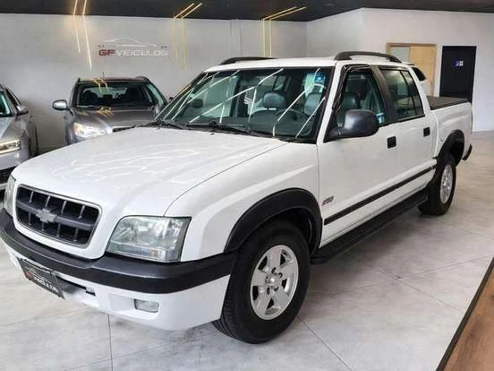 Imagem de uma Chevrolet S10 branca em excelente estado de uso, disponível para venda dentro do valor de até 60 mil reais, ideal para quem busca um veículo robusto e confiável.