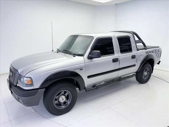 Ford Ranger antiga preta em bom estado, ideal para quem busca uma caminhonete econômica e confiável com preço de até 60 mil reais.