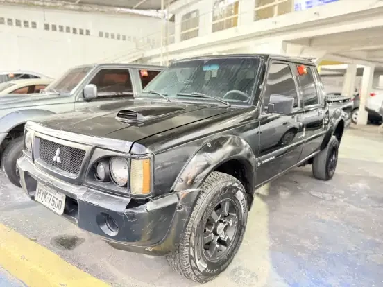 Mitsubishi L200 preta em excelente estado, ideal para quem busca um veículo resistente até 60 mil reais, com design robusto e desempenho confiável.