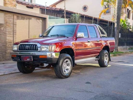 Toyota Hilux vermelha de segunda mão com preço até 60 mil reais, ótima oportunidade de compra de picape robusta e confiável para trabalho e lazer.