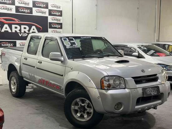 Imagem de uma Nissan Frontier prata à venda por até 60 mil reais, destacando suas características de pickup resistente e ideal para trabalho ou aventura.