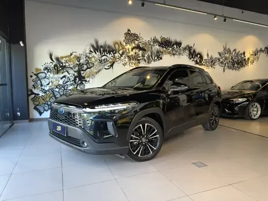 Toyota Corolla Cross preto em showroom, com design moderno e espaço confortável, disponível até 280 mil reais, ideal para quem busca um SUV confiável.
