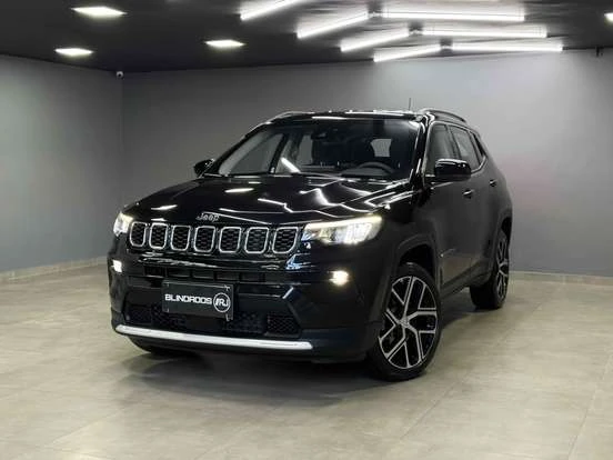 Jeep Compass preto em showroom, destaque para seu design moderno e interior espaçoso, preço até 280 mil reais, disponível para compra.