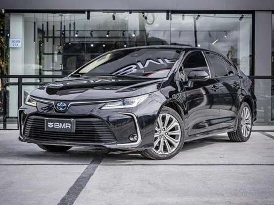 Novo Toyota Corolla preto em showroom, destaque para o design moderno e tecnologia avançada, preço até 280 mil reais, excelente opção de carro seminovo.