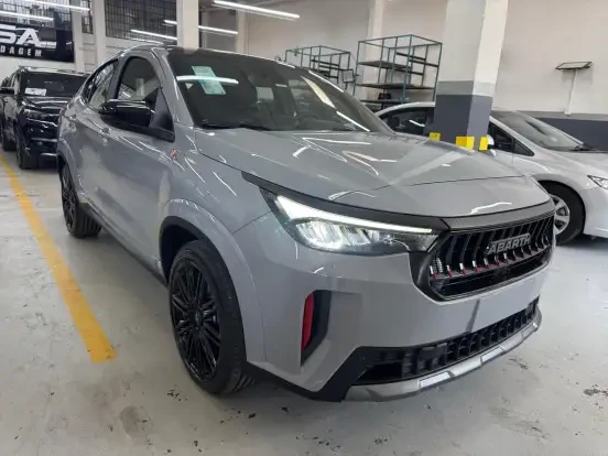 Fiat Fastback de cor cinza em uma concessionária, com preço até 280 mil reais, destaque para seu design moderno e esportivo, ideal para quem procura um SUV estiloso e acessível.