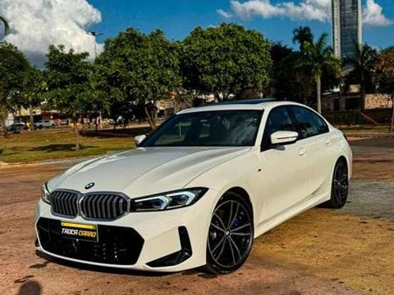 BMW 320i branco com design moderno e elegante, perfeito para quem busca um carro de alto desempenho até 280 mil reais. Ideal para quem aprecia estilo e performance.