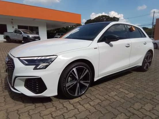 Imagem de um Audi A3 branco com design moderno e esportivo, disponível por até 280 mil reais. Carro com rodas de liga leve e detalhes elegantes, ideal para quem busca qualidade e desempenho.