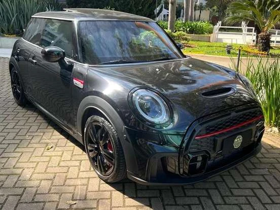 Mini Cooper esportivo preto com detalhes em vermelho, rodas esportivas e design moderno, ideal para quem busca um carro hatch compactado com preço até 280 mil.
