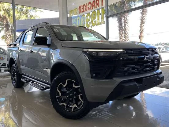 Novo modelo de Chevrolet S10 na concessionária, destacando seu design robusto e moderno com preço até 280 mil reais.