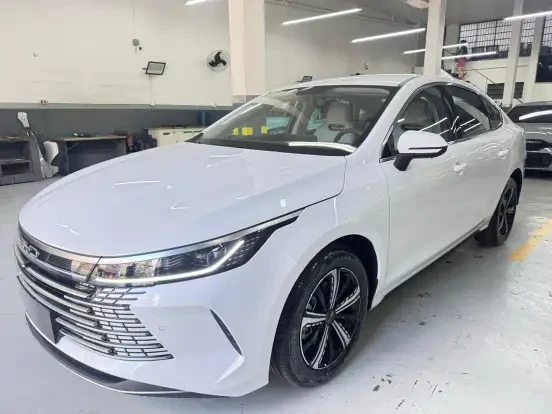 Carro BYD King de luxo branco, disponível até 280 mil, voltado para quem busca elegância, tecnologia avançada e excelente desempenho, ideal para o mercado brasileiro.