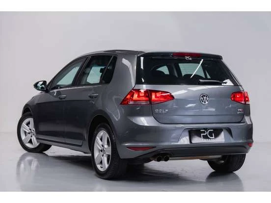 Volkswagen Golf até 100 mil reais, modelo hatchback em cinza, com design moderno e confortável, ideal para quem busca economia e desempenho no segmento compacto.