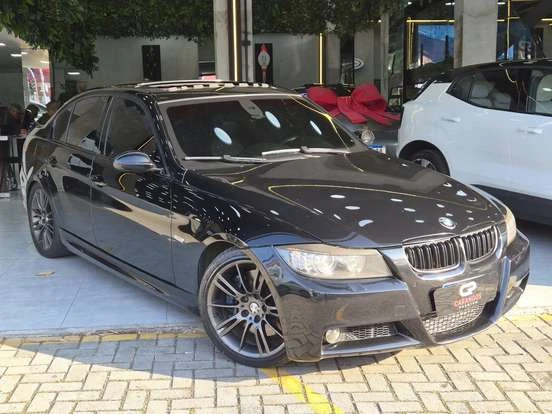 BMW 335i preto em excelente estado à venda por até 100 mil reais, com rodas esportivas, interior bem conservado e perfeito para quem busca desempenho e estilo.