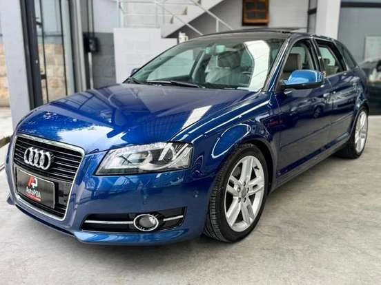 Audi A3 usado na cor azul à venda por até 100 mil reais, com design moderno, rodas esportivas e ótimo estado de conservação, ideal para quem busca elegância e desempenho.