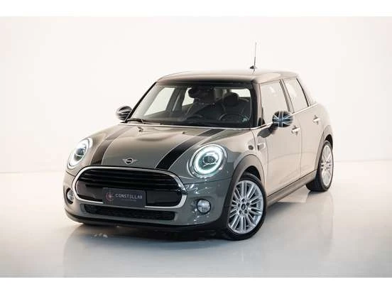 Carro Mini Cooper preto com detalhes cinza, destacando-se pela sua modernidade e estilo compacto, ideal para quem busca um veículo acessível até 100 mil reais.