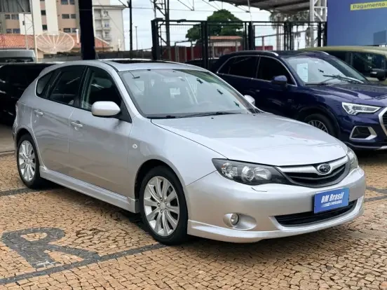Subaru Impreza prata em excelente estado de conservação, disponível por menos de 100 mil reais. Carro compacto com ótimo desempenho e espaço interno.