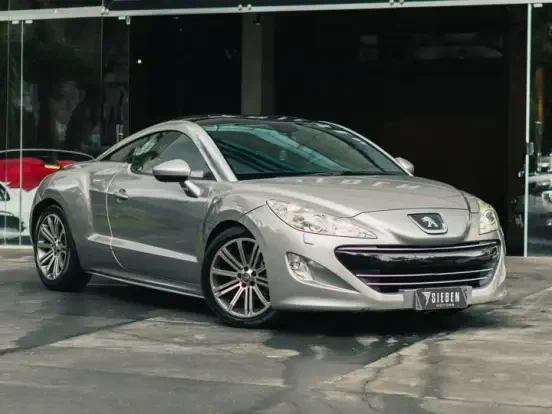 Peugeot RCZ prata com design esportivo e elegante, à venda por até 100 mil reais, ideal para quem busca estilo e desempenho acessível.