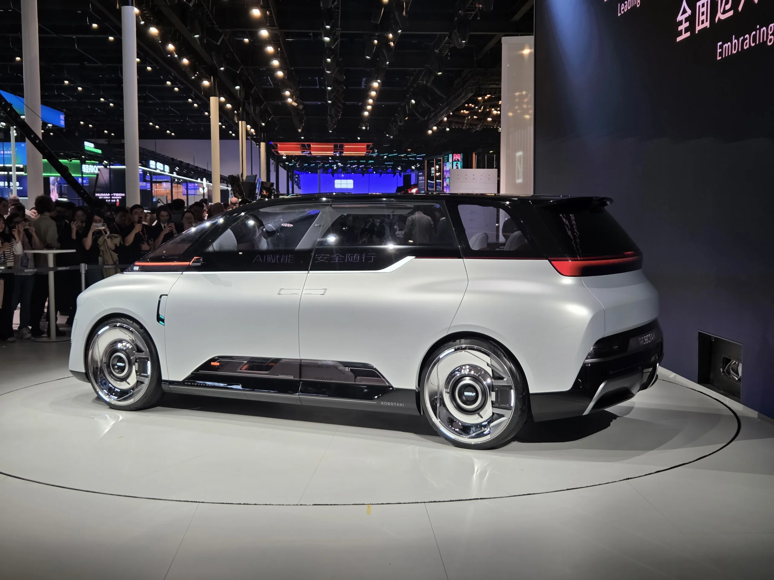 Robotáxi da Geely promete rodar de forma autônoma em breve na China