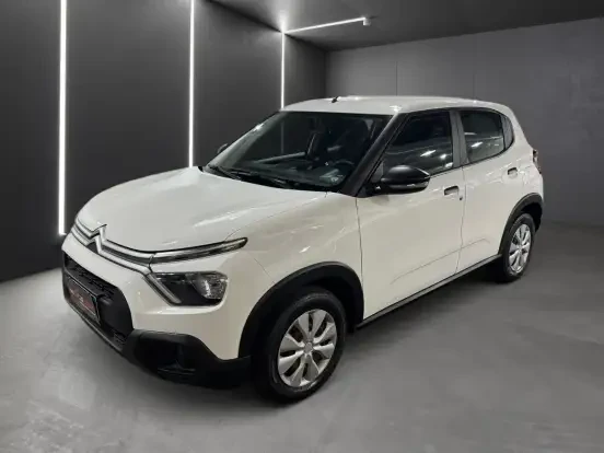 Imagem de um Citroën C3 branco em showroom, destaque para design moderno, conforto, economia e preço acessível até 100 mil reais.