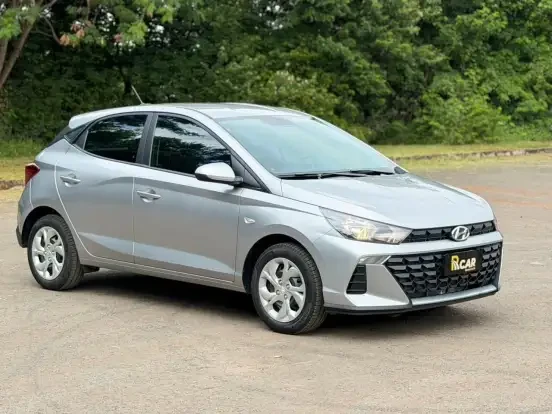 Hyundai HB20 prata preto com design moderno, carro compacto ideal para quem busca economia e estilo até 100 mil reais.