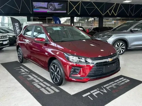 Chevrolet Onix novo na concessionária com preço até 100 mil reais, destaque para o design moderno, tecnologia avançada e baixo consumo de combustível.