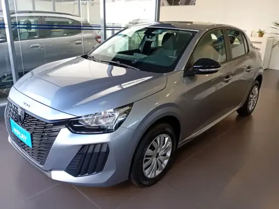 Imagem de um Peugeot 208 de cor prata, em destaque, exibido em uma concessionária, ideal para quem procura um carro compacto e econômico até 100 mil reais.
