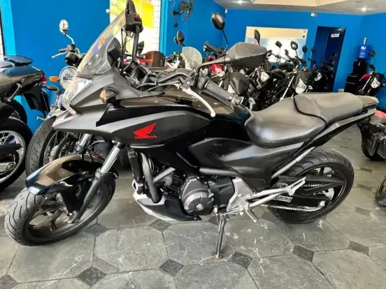 Venda Honda NC 750X usada por menos de 60 mil reais, motor robusto, excelente desempenho, confortável para viagens e praticidade diária na concessionária. Ideal para quem busca bike versátil e econômica.