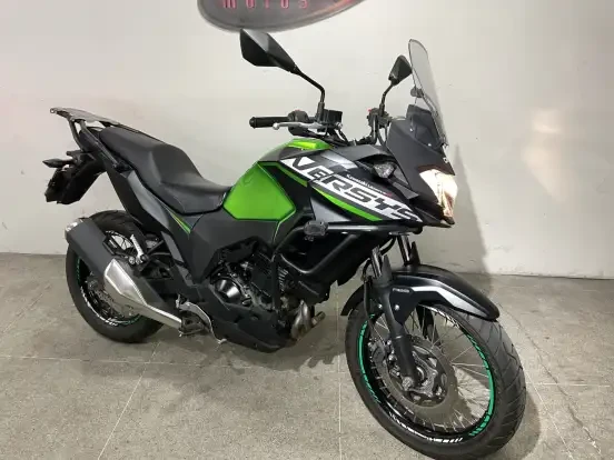Kawasaki Versys-X 300 nova em destaque, com design robusto e pneus de qualidade, ideal para aventuras até 60 mil reais.