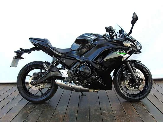Imagem de uma Kawasaki Ninja 650 ABS preta, modelo esportivo, com preço até 60 mil, ideal para quem busca uma motocicleta de alta performance e segurança.