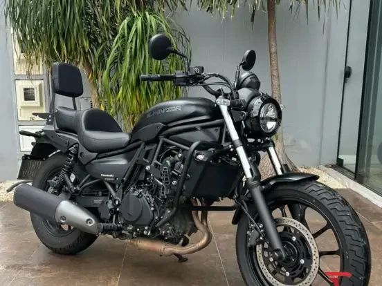 Imagem de uma Kawasaki Eliminator 500 preta, motorização potente até 60 mil reais. Ideal para quem busca desempenho e estilo em motocicleta. Perfeita para quem procura modelos de alta qualidade com preço acessível.