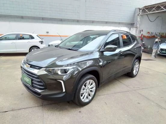 Imagem de um Chevrolet Tracker novo na cor cinza escuro, destacado na concessionária, com preço acessível até 170 mil reais. Ideal para quem busca SUV com bom custo-benefício.