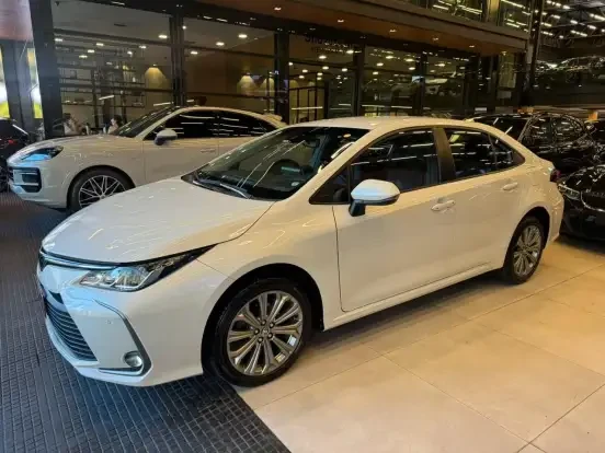Toyota Corolla branco com preço acessível até 60 mil reais, ideal para quem busca economia e confiabilidade no médio hatchback.