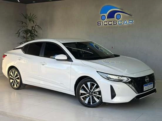 Imagem de um Nissan Sentra branco em ótimo estado, disponível por até 170 mil reais, ideal para quem procura um carro confiável e elegante.