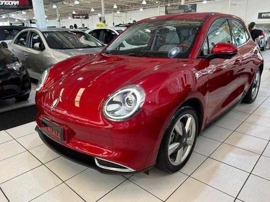 Vitrine de carro hatch GWM ORA 03 na concessionária, em perfeito estado, com preço acessível até 170 mil reais, ideal para quem busca um veículo compacto e moderno.