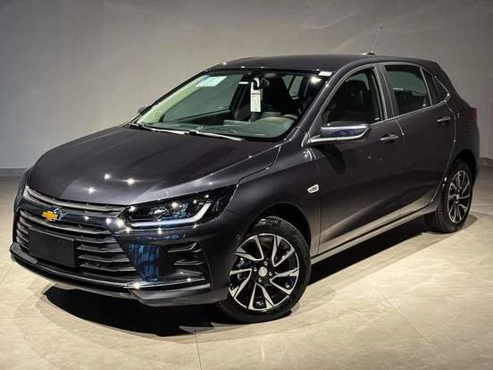 Imagem de um Chevrolet Onix preto em concessionária, destaque para o design moderno e Vice-seu interior, ideal para quem busca um carro econômico até 170 mil reais.