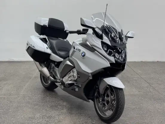 Imagem de uma BMW K 1600 GTL branca, moto touring de alta performance com câmbio avançado, ideal para viagens de longas distâncias, com preço até 200 mil.